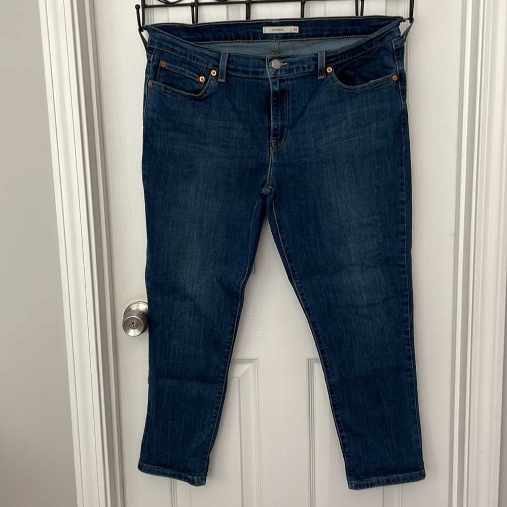 Woman’s dark wash levi jean
